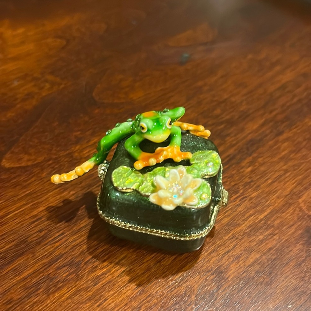 Frog trinket box